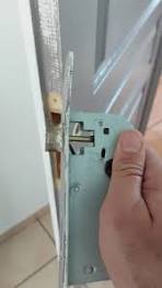 ouvrir une porte de chambre bloquée